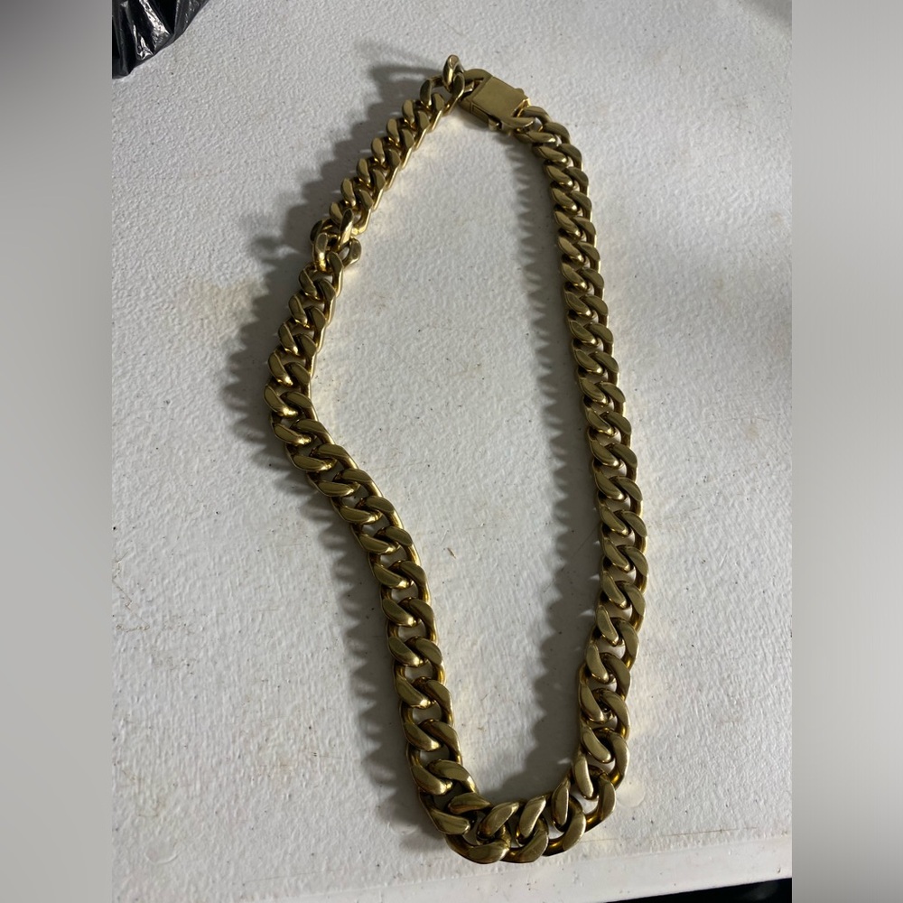Gold chain necklace